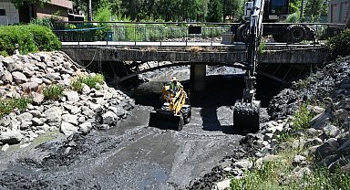 MASKİ'den Atatürk Kent Parkı'ndaki derede temizlik çalışması