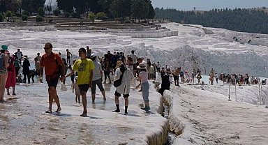 Pamukkale'nin beyaz cennetinde satranç molası