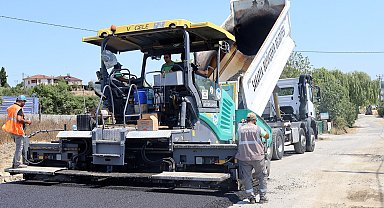 Sakarya Kaynarca'da asfalt mesaisini sürdürüyor