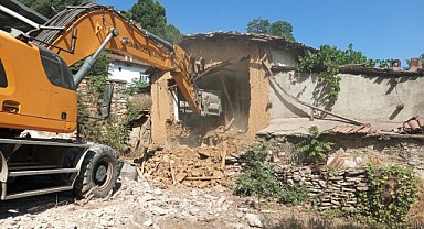 Tehlike saçan metruk binalar yıkıldı