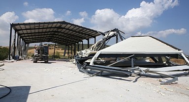 Yolçatı Mahallesi’nde kaçak iş yeri yıkıldı