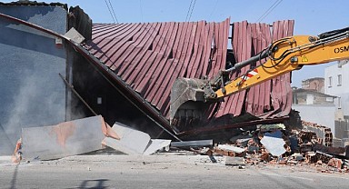 Yüksek gerilim hattına yapılan kaçak iş yeri yıkıldı