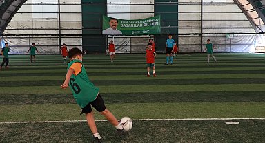 676 öğrenci sahada ter döküyor