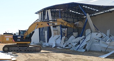 Akçalar’da 2 kaçak yapı yıkıldı