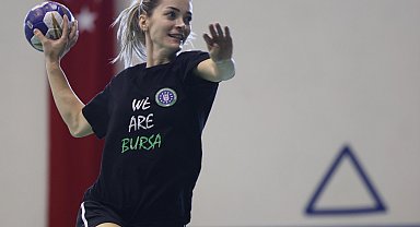 Bursa Büyükşehir'in kadın hentbolcuları yeni sezona iddialı hazırlanıyor