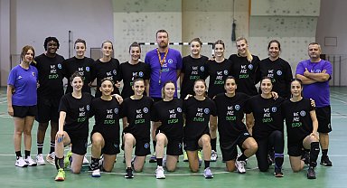 Bursa Büyükşehirli kadın hentbolcular süper kupa sınavında