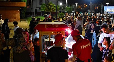 Bursa Gemlik'te yaz akşamlarına açık hava sinema keyfi