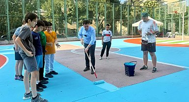 Bursa Osmangazi'de Başkan Aydın gençlerle basketbol sahası boyadı