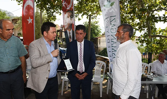 Bursa Osmangazi'nin gönüllü temizlik elçilerine teşekkür plaketi