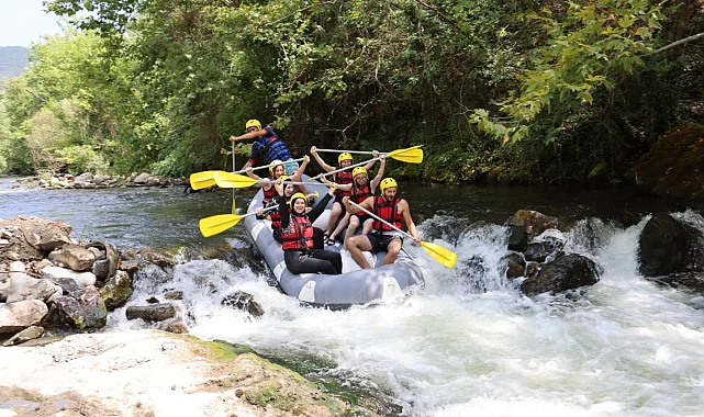 Bursa'da gençlerin rafting heyecanı