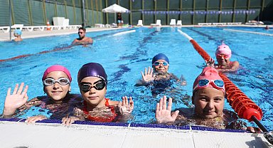 Bursalı minik yüzücüler sertifikalandı