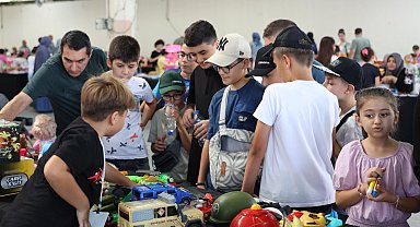 Çocuklar Genç Komek 2. El Oyuncak Pazarı ile bayram yaptı