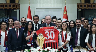 Cumhurbaşkanı Erdoğan, Yüksekovaspor Kadın Futbol Takımı'nı ağırladı