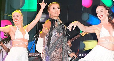 Demet Akalın Kemer'de unutulmaz bir geceye imza attı