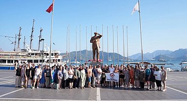 Denizli'de yüzme öğrenen kadınlar Marmaris'te denizle buluştu