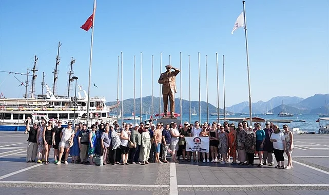 Denizli'de yüzme öğrenen kadınlar Marmaris'te denizle buluştu