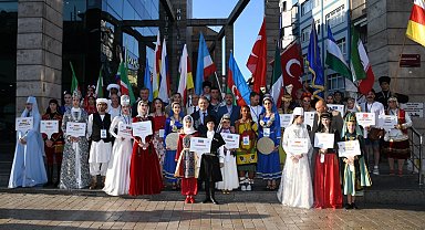 Dünya barışı için horon ile el ele