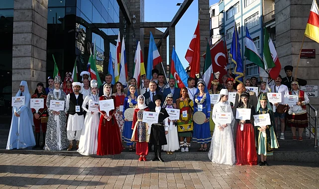 Dünya barışı için horon ile el ele