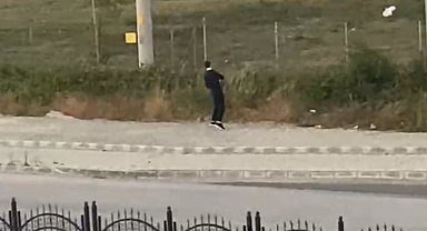 Düzce'de kaldırımda boks yapan genç gündem oldu