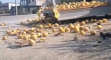 Düzce'de kaza: Kavunlar yola saçıldı