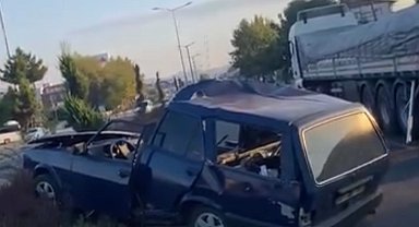 Düzce'de otomobil tıra çarptı!