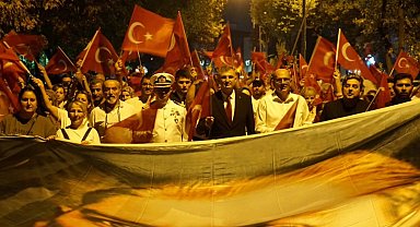 Fener alayı Gölcük'ü aydınlattı