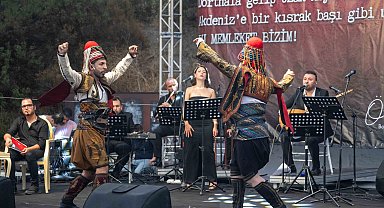 İzmir Bornova'da 30 Ağustos'un 103. yılı büyük coşkuyla kutlandı