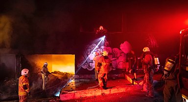 İzmir İtfaiyesi Konak'taki yangında iki kişiyi kurtardı