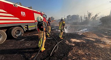 İzmir Menemen'deki ot yangını fabrikalara sıçramadan kontrol altında