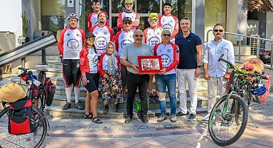 İzmir'de 'Zafer Yolunda' pedallar iz bırakıyor