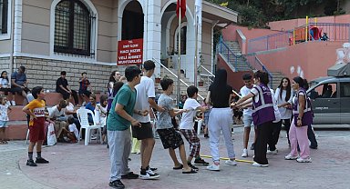 İzmit'in mahallelerinde geleneksel şenlikte binlerce çocuk buluştu