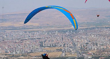 Kayseri'de yamaç paraşütçüleri kıyasıya yarıştı