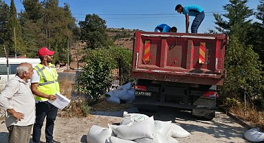 Kocaeli Büyükşehir'den üreticiye tavuk yemi ve ekipman desteği