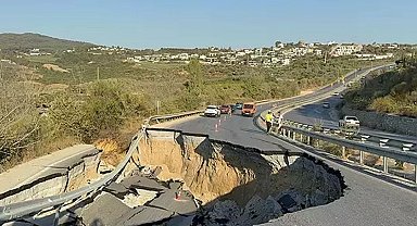 Kuşadası-Söke karayolu çöktü