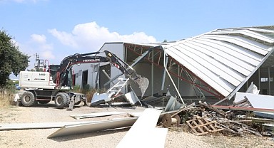 Nilüfer’de kaçak iki iş yeri yıkıldı