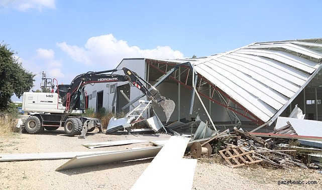 Nilüfer’de kaçak iki iş yeri yıkıldı