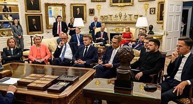 Oval Ofis’te Dikkat Çeken Poz