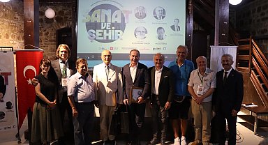 Sanatın kent dokusundaki yeri İzmit'te konuşuldu