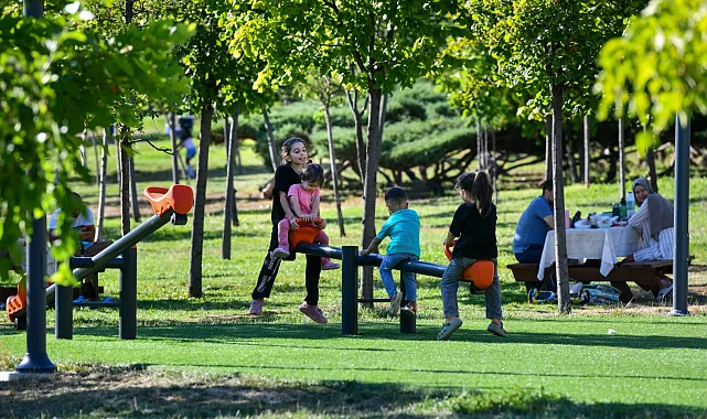 Sıcaktan bunalan parklara kaçıyor