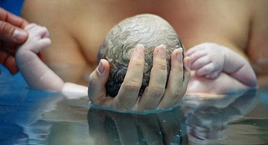 Suda doğum giderek yaygınlaşıyor... Suda doğumla ilgili merak edilenler