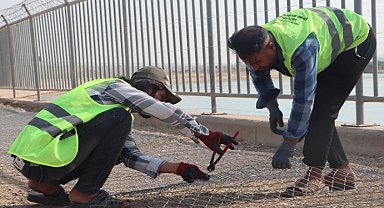 Sulama kanalında can güvenliği için tel örgü önlemi