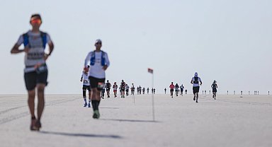 Tuz Gölü'nün sonsuz beyazlığında koştular!