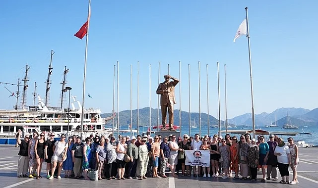 Yüzme öğrenen kadınlar Marmaris'te denizle buluştu