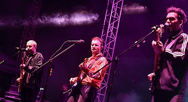 Adamlar ve Mavi Gri Ankara'da sahne aldı