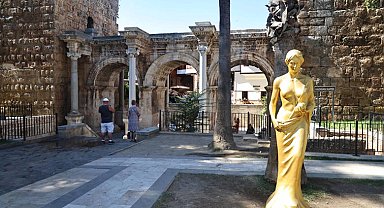 ANtalya'da 'Venüs' heykelleri kenti süslemeye başladı