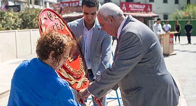Bornova Cumhuriyet Meydanı'nda çifte kutlama