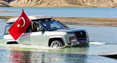 Bu arabalar hem yüzüyor, hem etrafında dönüyor, hem de zıplıyor!