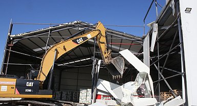 Bursa Nilüfer Belediyesi, Başköy'de ruhsatsız depoyu yıktı