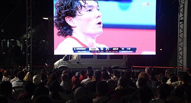 Bursa Osmangazi Meydanı'ndan milli heyecana ortak olundu