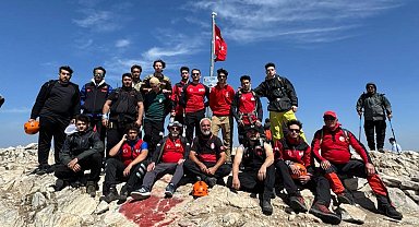 Bursalı dağcılar 'Zafer'i zirvede kutladı